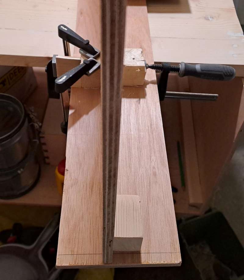 de deksel vast lijmen