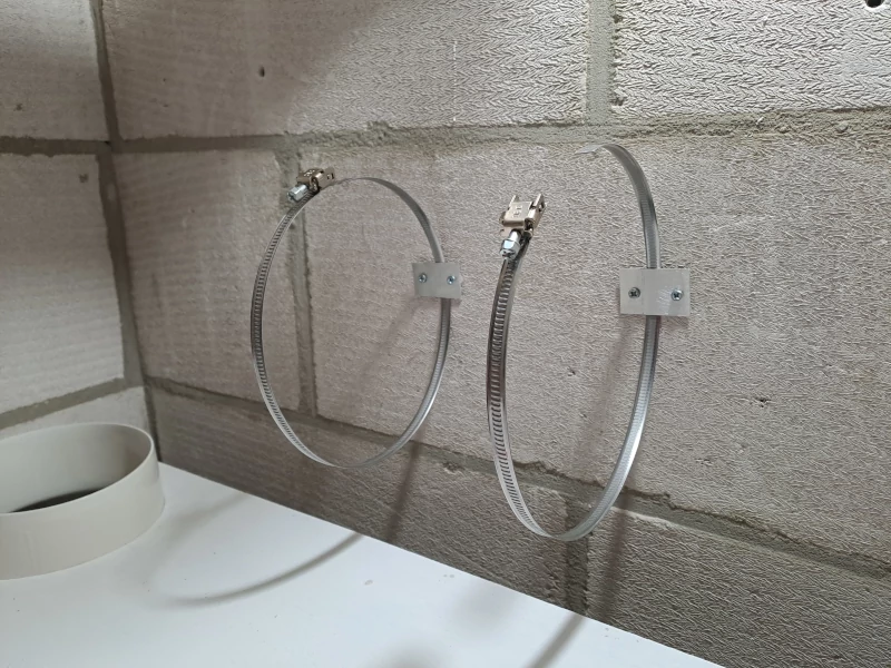 slangenklemmen aan de muur