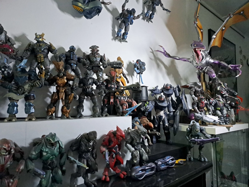 Halo collectie van mijn broer (en Meta Ridley uit Metroid)